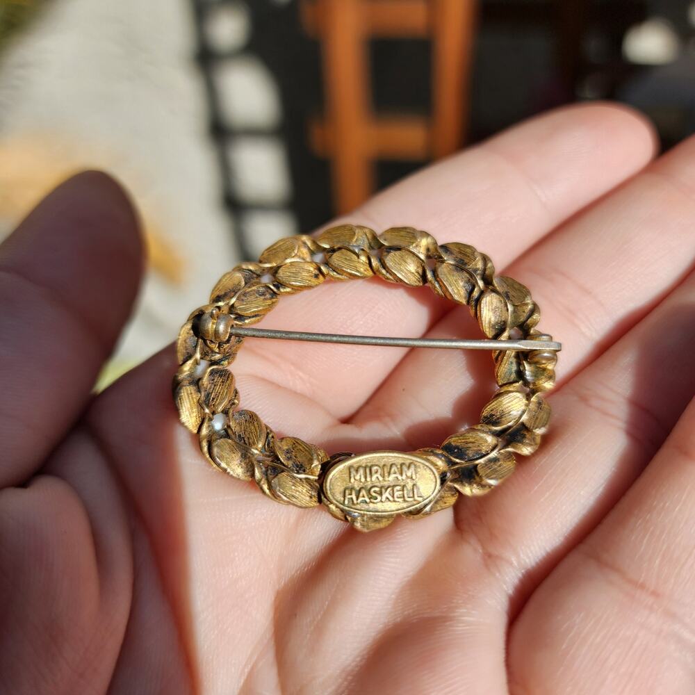 Vtg Miriam Haskell Brooch Gold Tone Wreath Faux Pesrl Milk Glass Pin SIGNED - Picture 5 of 10